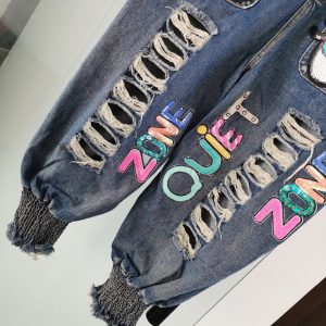 Jardinera jeans con letras y dibujos - Imagen 3