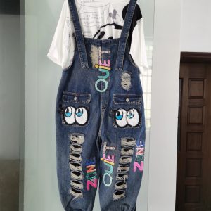 Jardinera jeans con letras y dibujos - Imagen 5