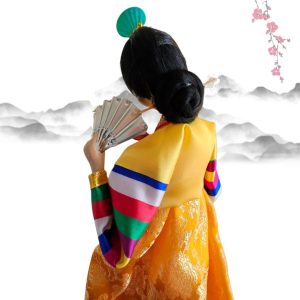 Figura mujer en hanbok amarillo - Imagen 5